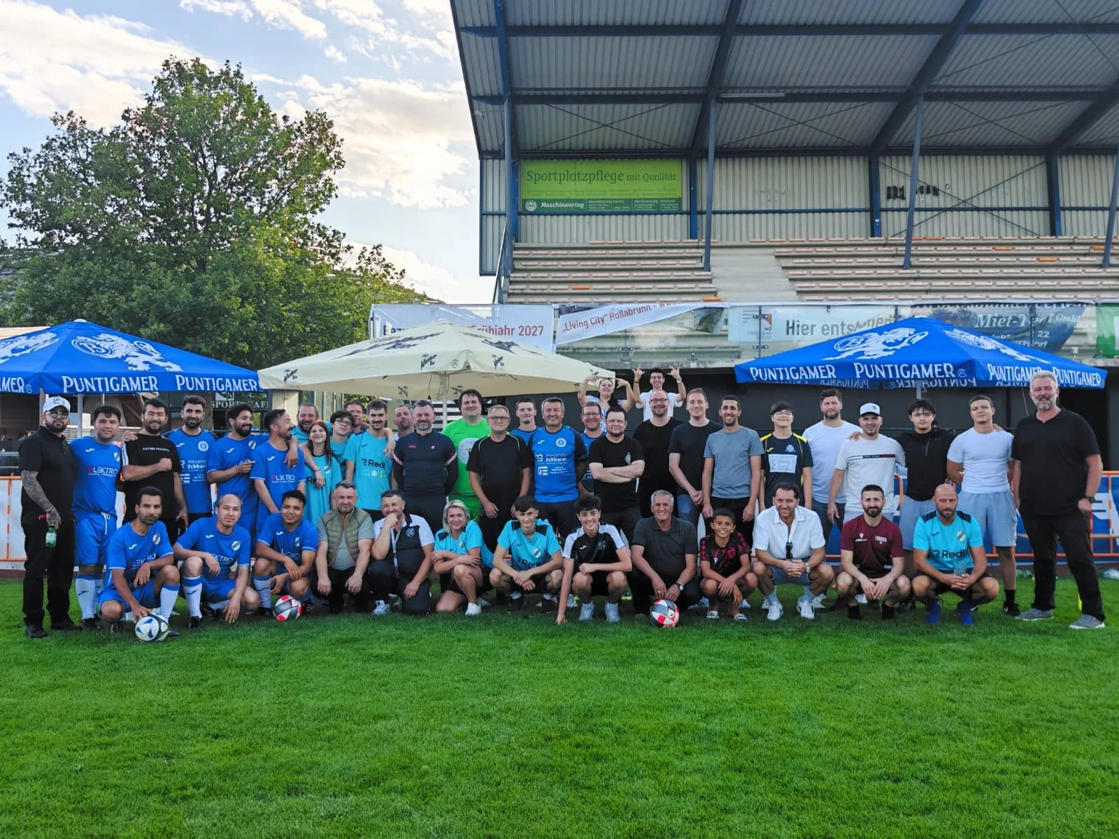 ATSV Mannschaft auf dem Sportplatz in Hollabrunn